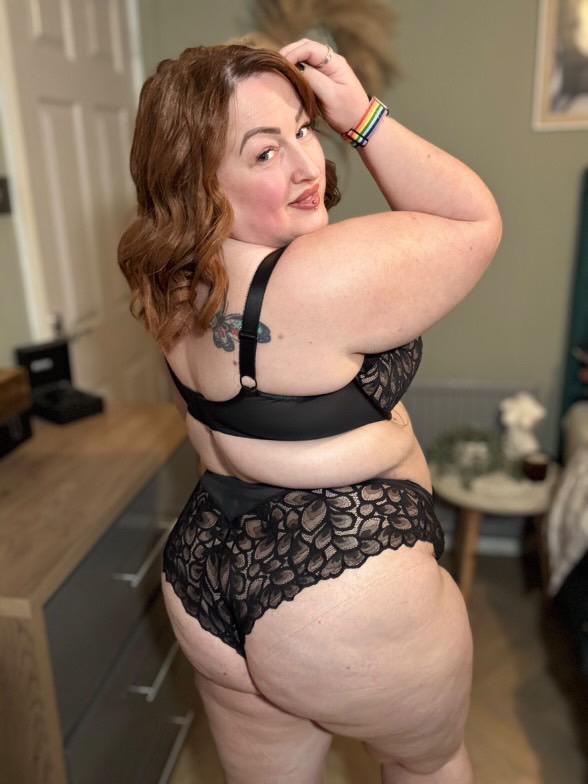 The beautiful Jess showing off the gorgeous lace design in the Allure Deep brief and Balcony bra